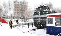 哈鐵青年勇戰風雪 保障旅客出行暢通