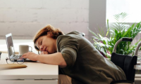 睡眠不足的打工人，需要一張易翻身的東寶床墊