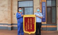 唐山海防民警破獲案件獲贈企業錦旗