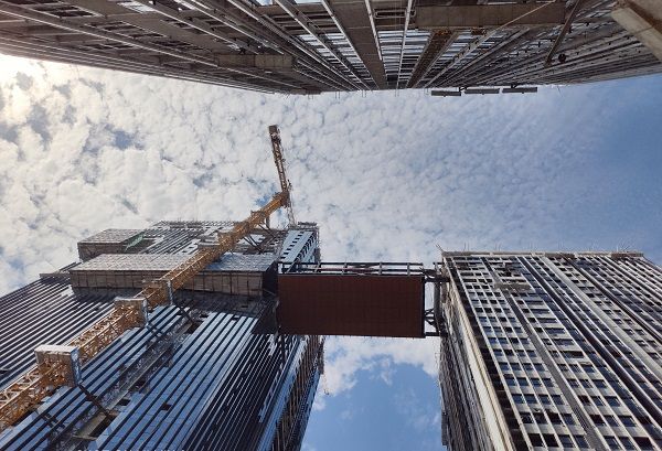 西安中鐵絲路總部項目198噸鋼結(jié)構(gòu)空中連廊順利提升.jpg