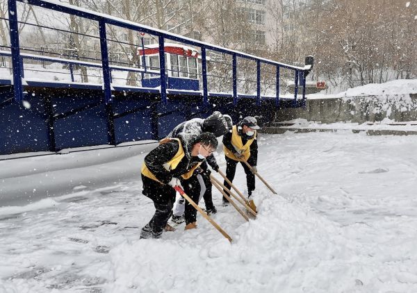 青年隊員清除機車轉盤坑內積雪.jpg