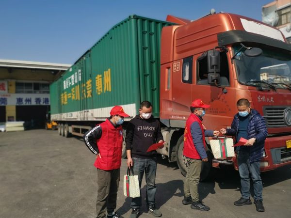 給貨車司機(jī)贈(zèng)送防疫用品.jpg