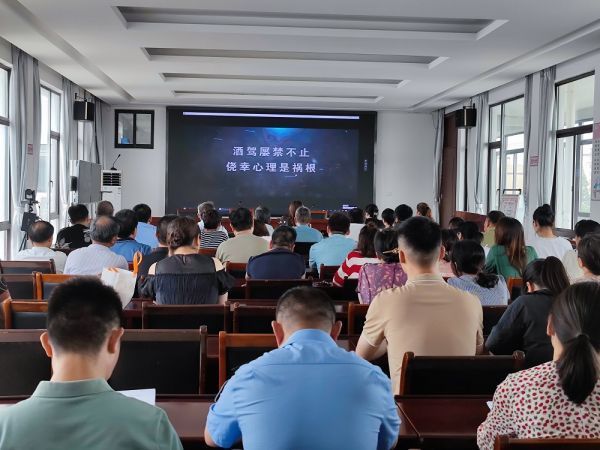 4.觀看警示教育片.jpg