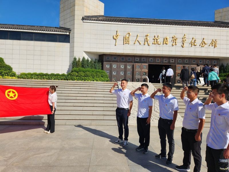 團(tuán)支部青年在抗日戰(zhàn)爭紀(jì)念館重溫入團(tuán)誓詞.jpg