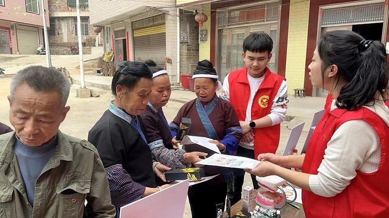 圖二：黨員志愿者開展口腔健康知識宣講.jpg