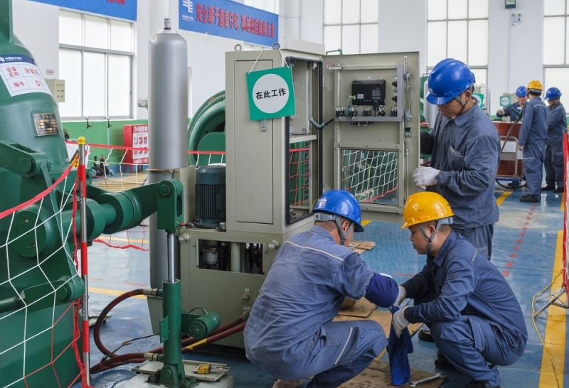 1.靖西供電公司工作人員在峒牌發電站對機電設備進行年度檢修。駱衍利攝.JPG