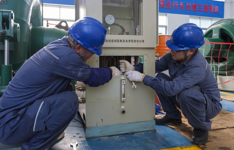 2.靖西供電公司工作人員在峒牌發電站對調整器進行檢修維護。駱衍利攝.JPG