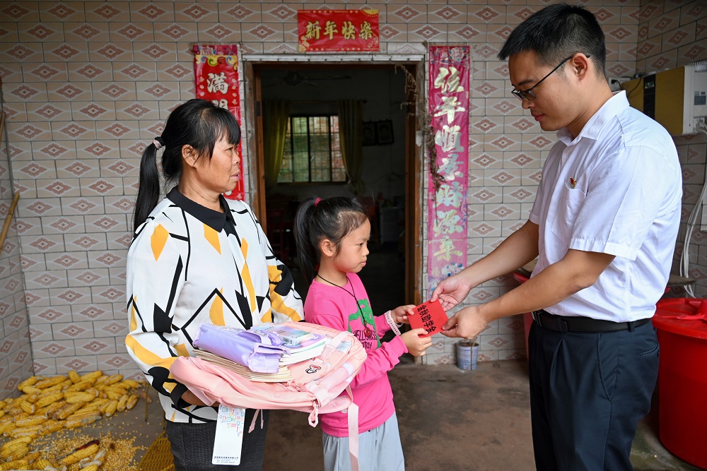 為特殊兒童送上助學金.png