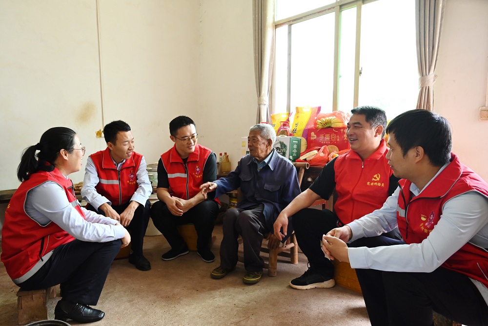 親切地與老人嘮家常.png