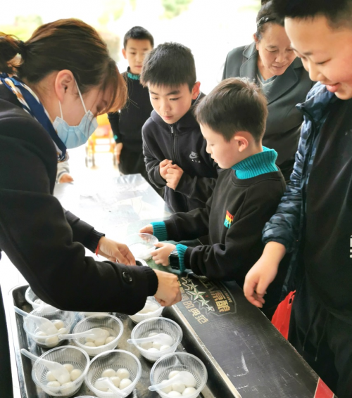 智能物流機(jī)器人派送湯圓 實(shí)地集團(tuán)的這個(gè)小區(qū)&ldquo;亮了&rdquo;
