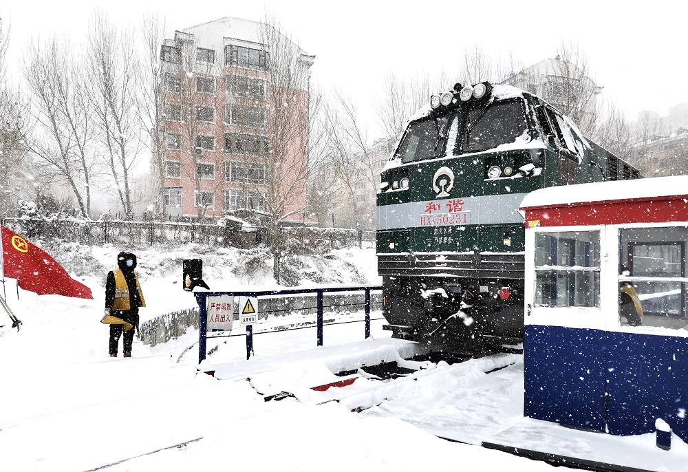 哈鐵青年勇戰風雪 保障旅客出行暢通