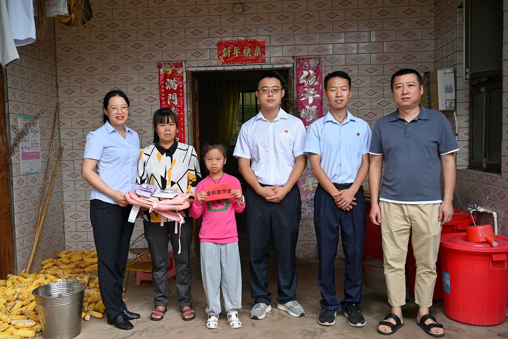 &ldquo;金秋助學(xué)&rdquo;送愛心入戶走訪暖人心