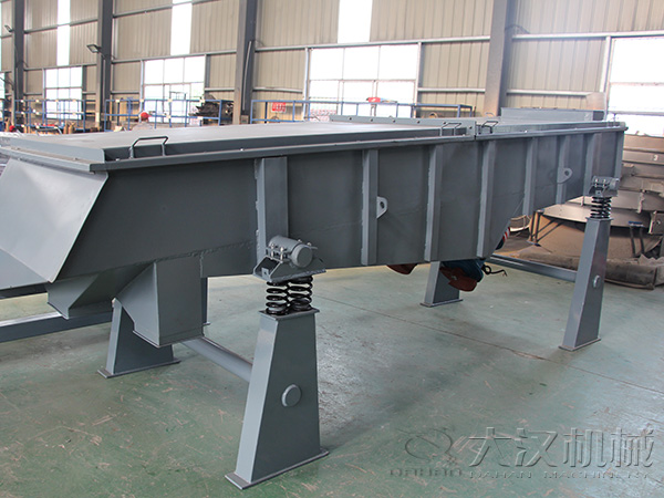 直線輸送機也屬于大型的篩分設備，所以該產(chǎn)品能夠輸送一些比重較大的物料。